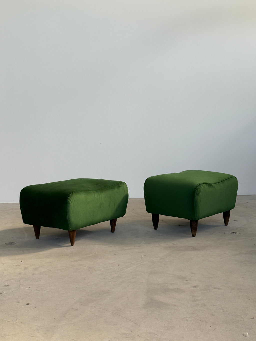 Coppia di pouf anni ‘50 in velluto verde, Italia.