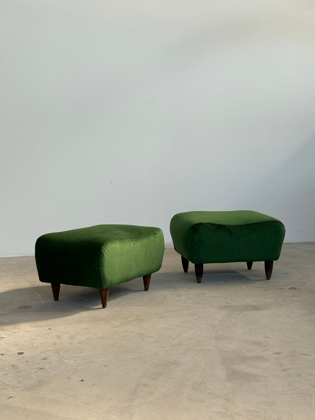 Coppia di pouf anni ‘50 in velluto verde, Italia.