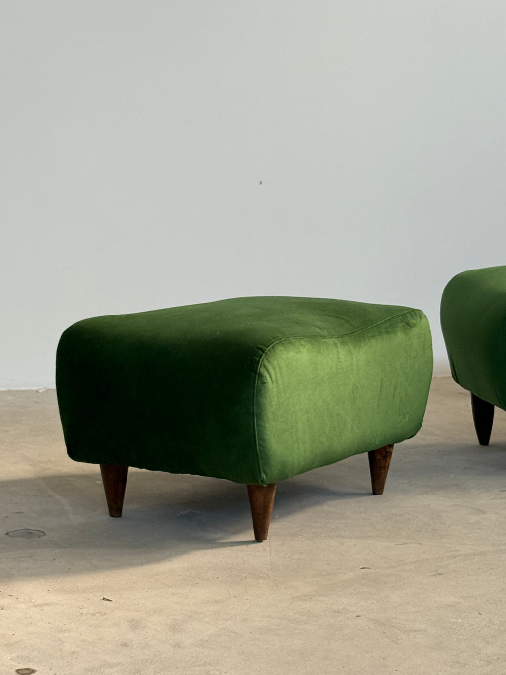Coppia di pouf anni ‘50 in velluto verde, Italia.
