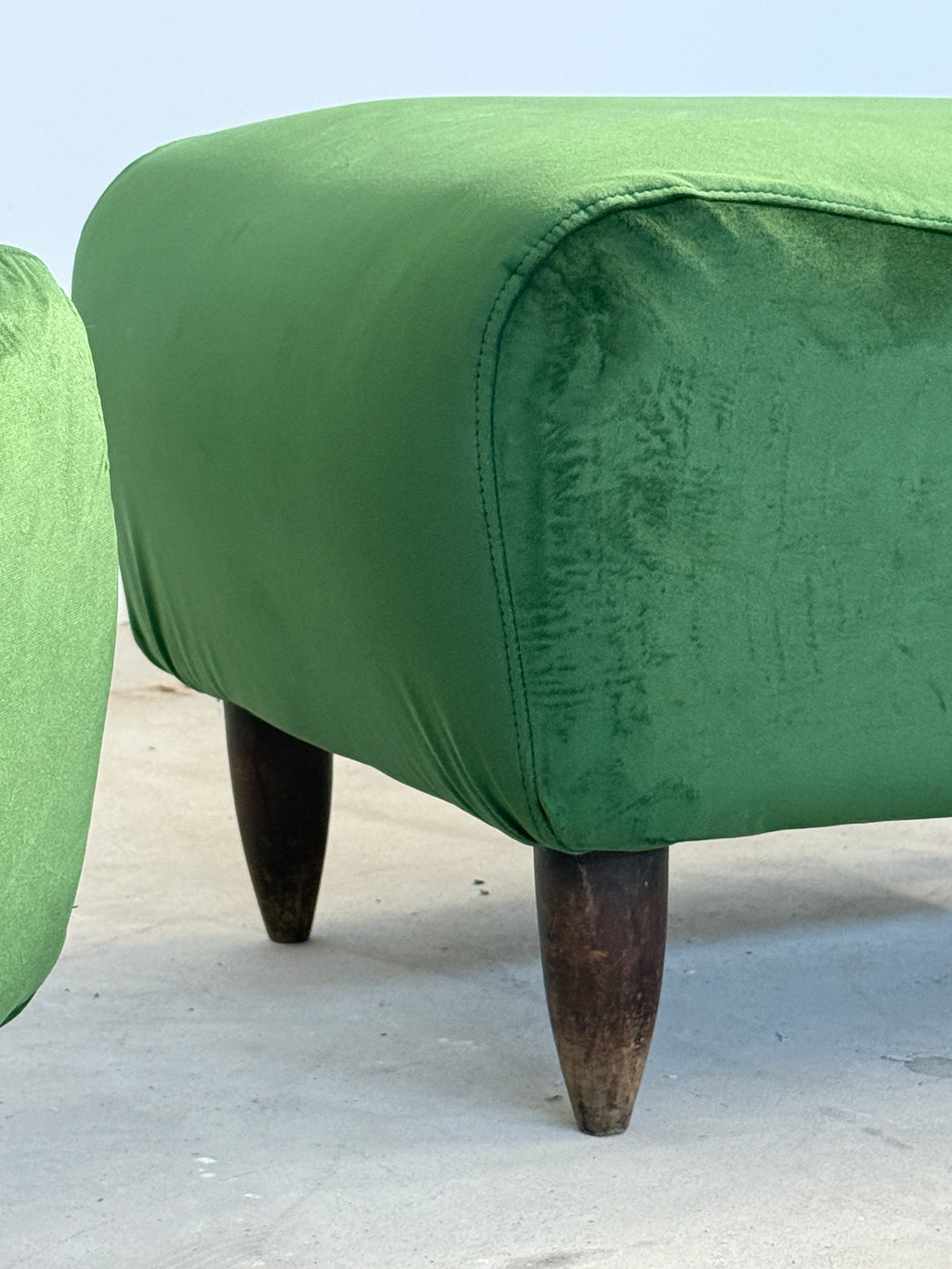 Coppia di pouf anni ‘50 in velluto verde, Italia.