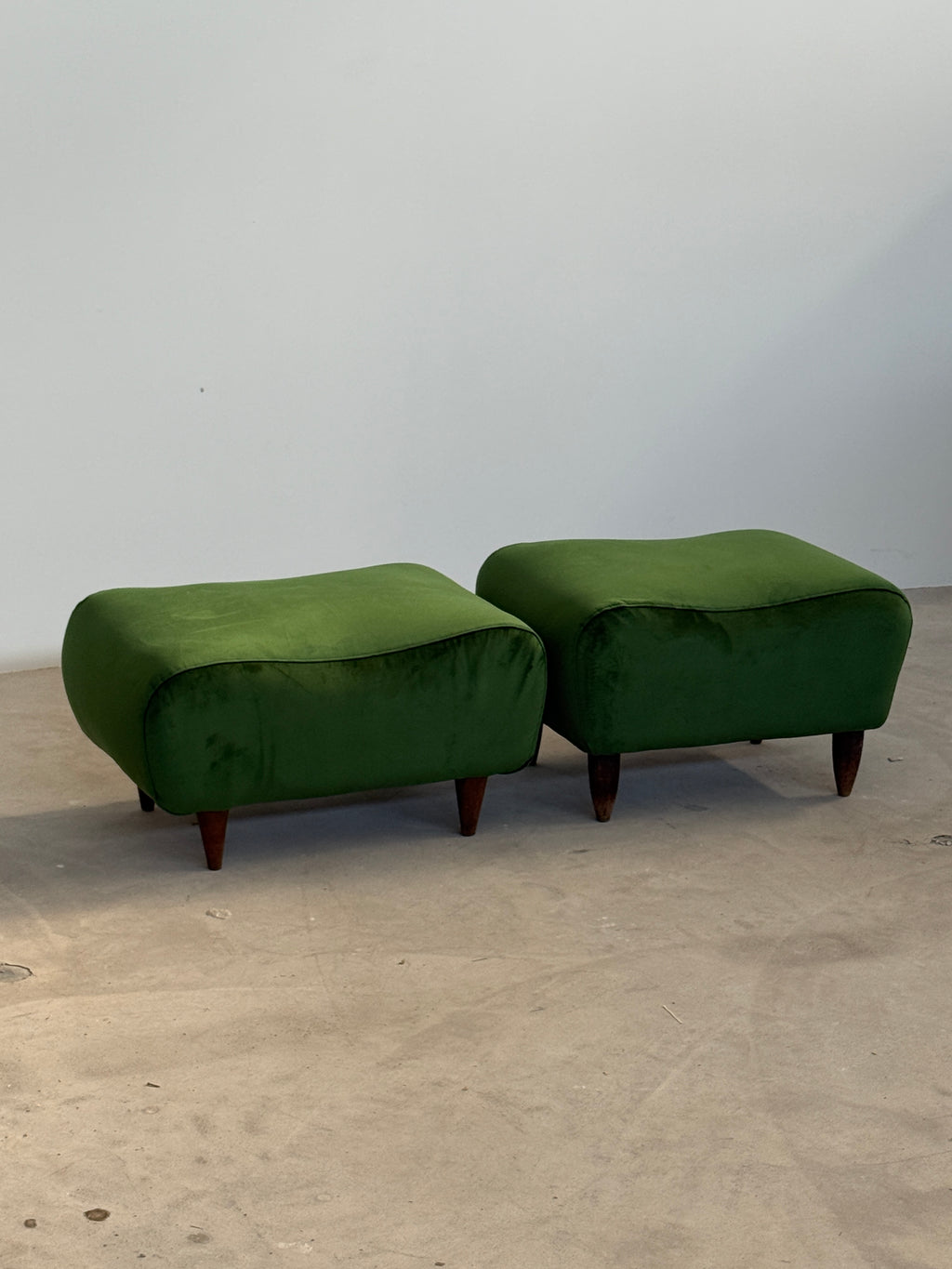 Coppia di pouf anni ‘50 in velluto verde, Italia.