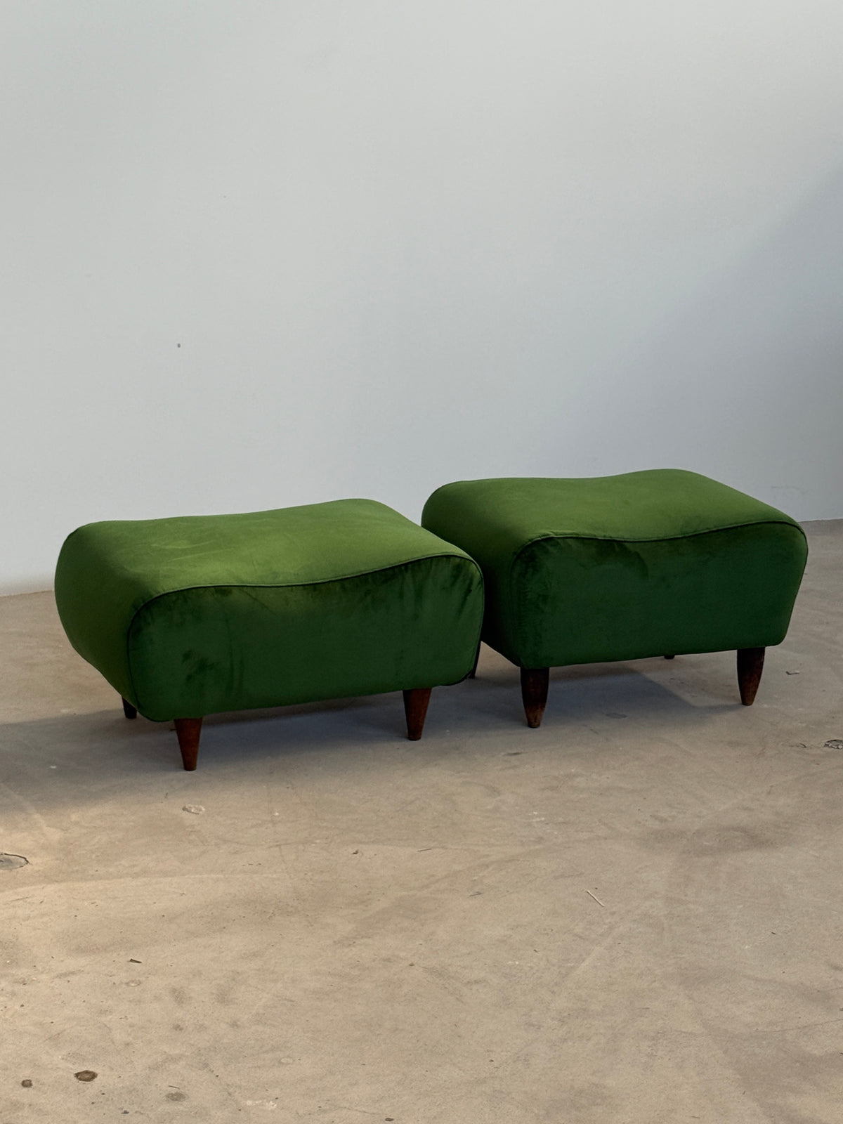 Coppia di pouf anni ‘50 in velluto verde, Italia.
